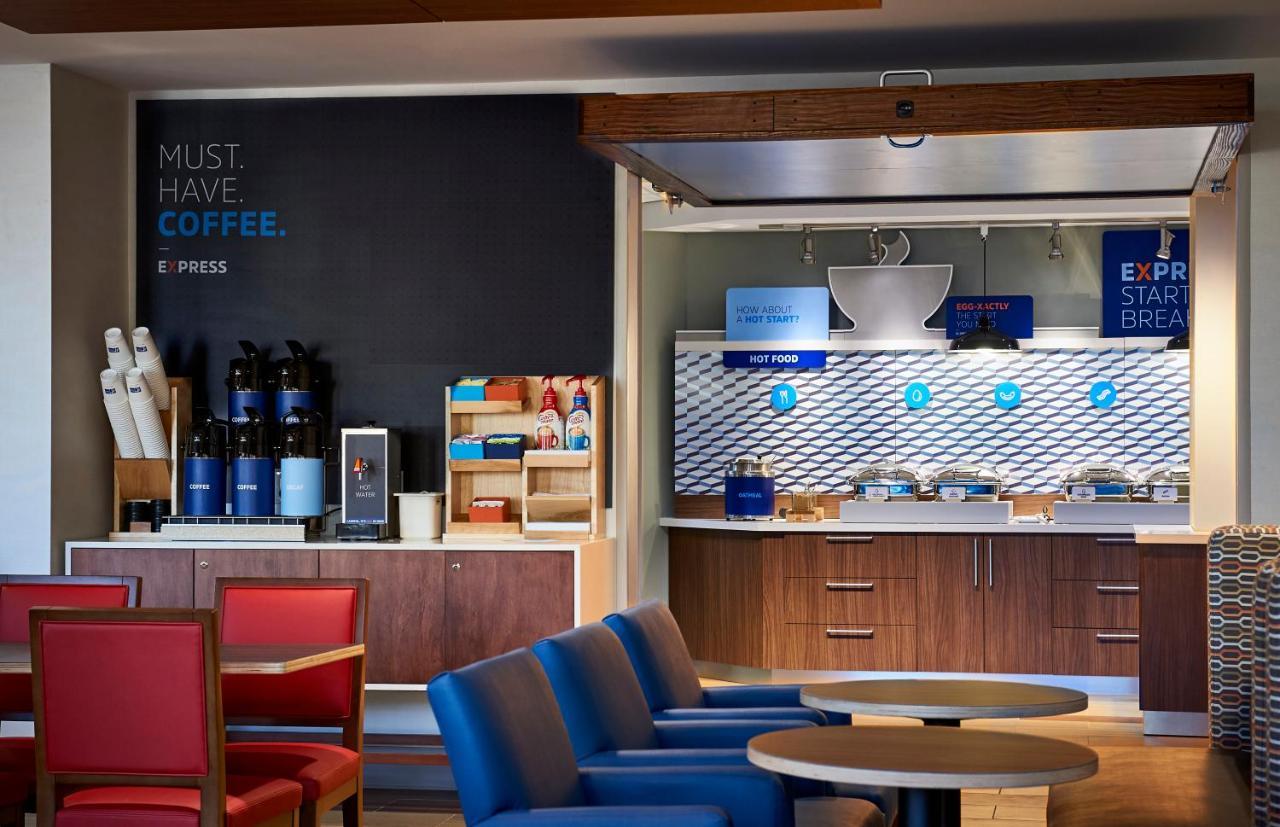 Holiday Inn Express & Suites - Dallas Market Center By Ihg Extérieur photo