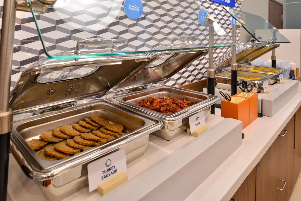 Holiday Inn Express & Suites - Dallas Market Center By Ihg Extérieur photo