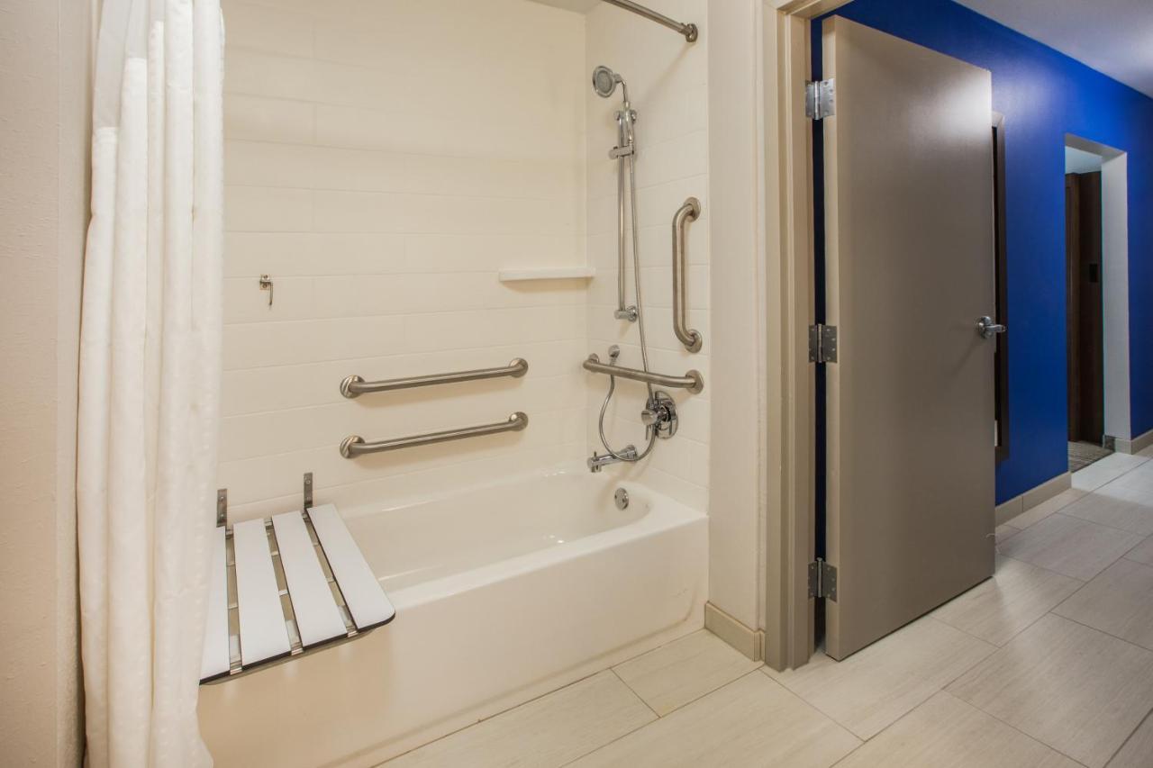 Holiday Inn Express & Suites - Dallas Market Center By Ihg Extérieur photo