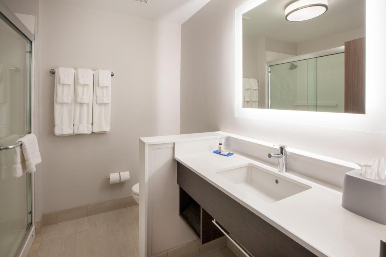 Holiday Inn Express & Suites - Dallas Market Center By Ihg Extérieur photo