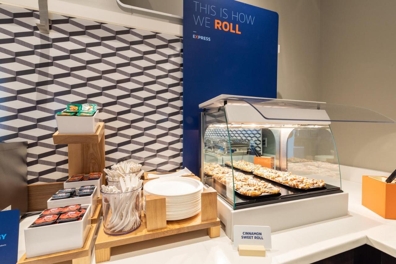 Holiday Inn Express & Suites - Dallas Market Center By Ihg Extérieur photo