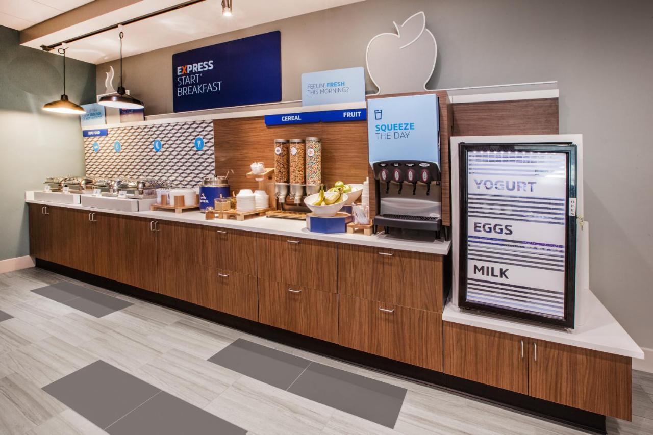 Holiday Inn Express & Suites - Dallas Market Center By Ihg Extérieur photo